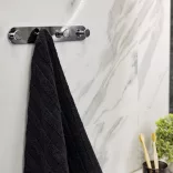 LAVEO MIRI négyes akasztó (40x256x20 mm), fekete, rögzítő csavarral és ragasztóval